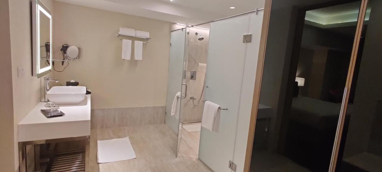 O By Tamara, Trivandrum トリバンドラム エクステリア 写真 A shower with a sliding door