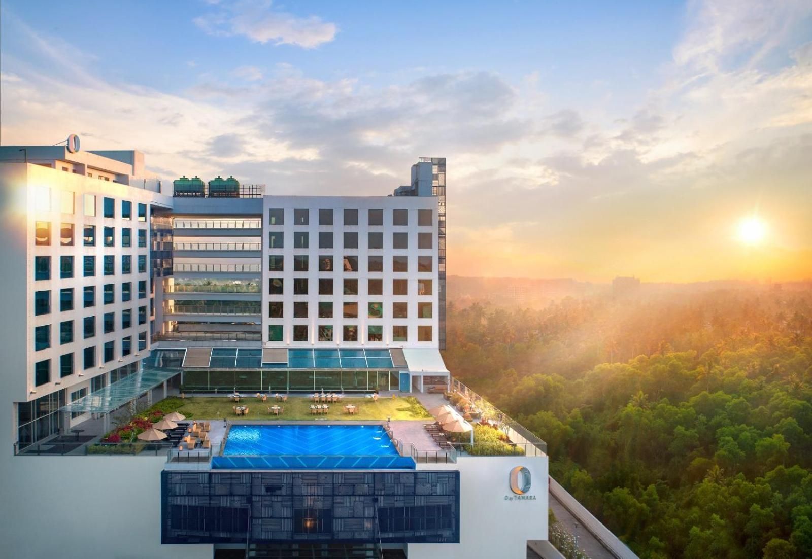 O By Tamara, Trivandrum トリバンドラム エクステリア 写真 The hotel's rooftop pool