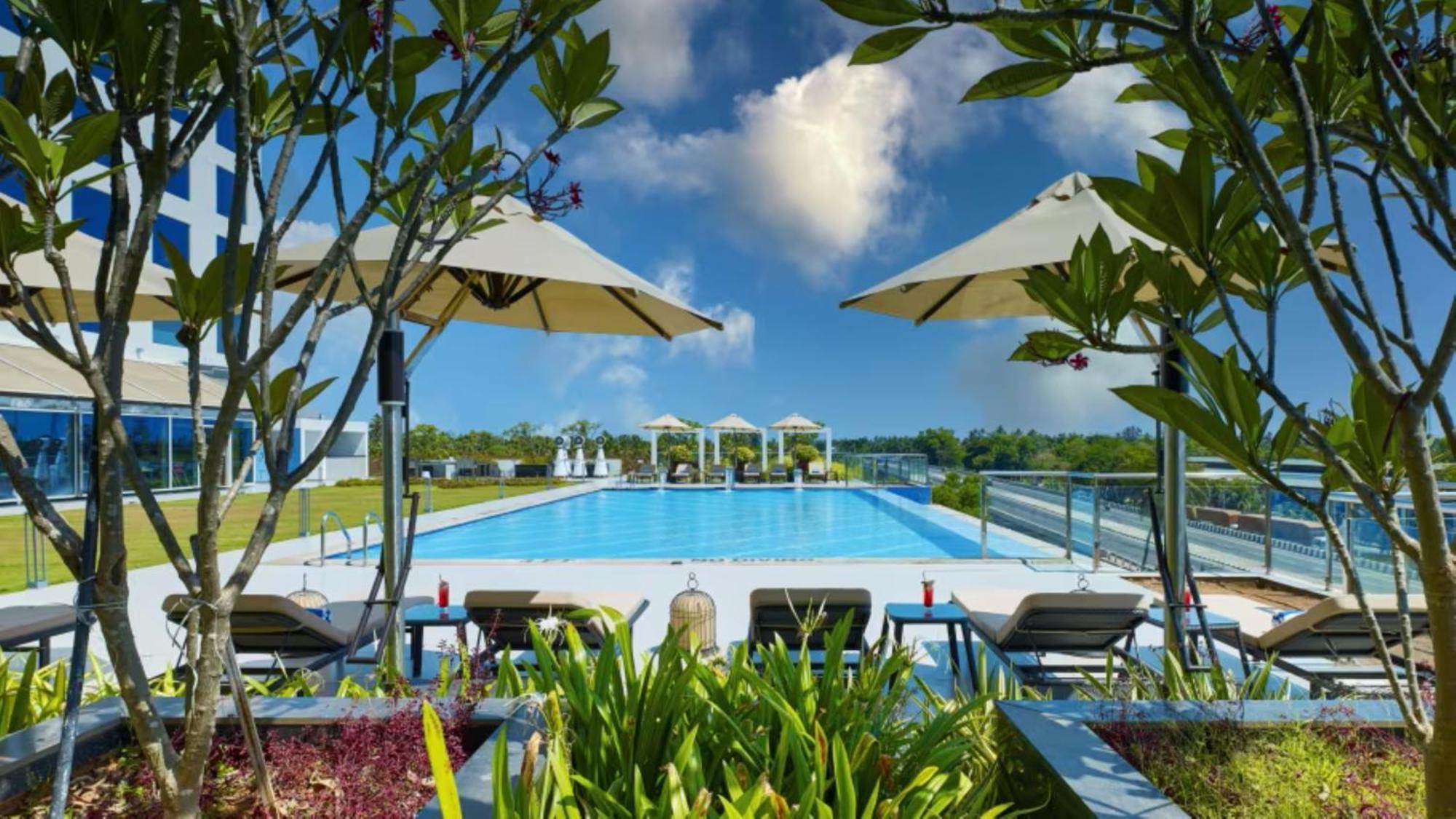 O By Tamara, Trivandrum トリバンドラム エクステリア 写真 The swimming pool at the resort