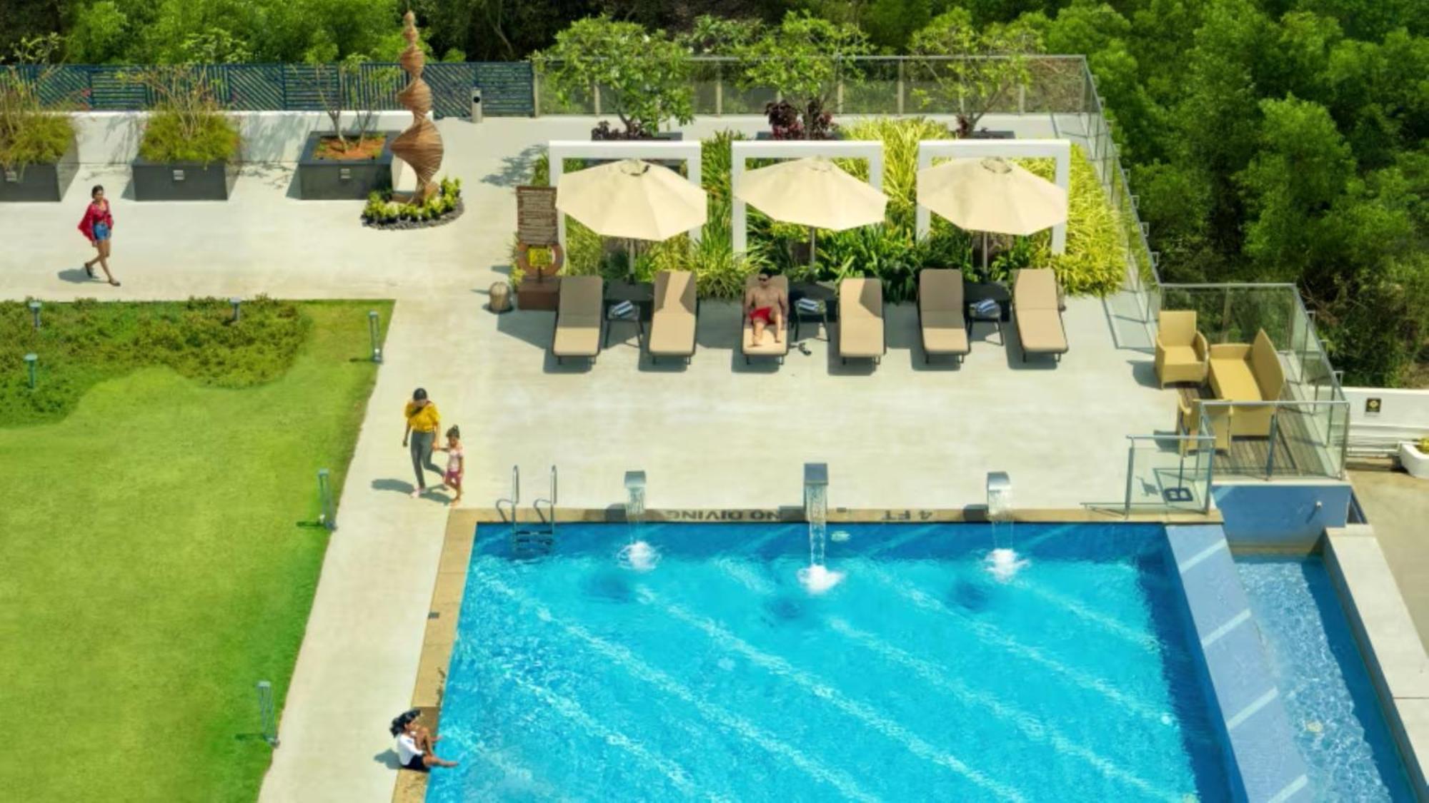 O By Tamara, Trivandrum トリバンドラム エクステリア 写真 The swimming pool at the hotel
