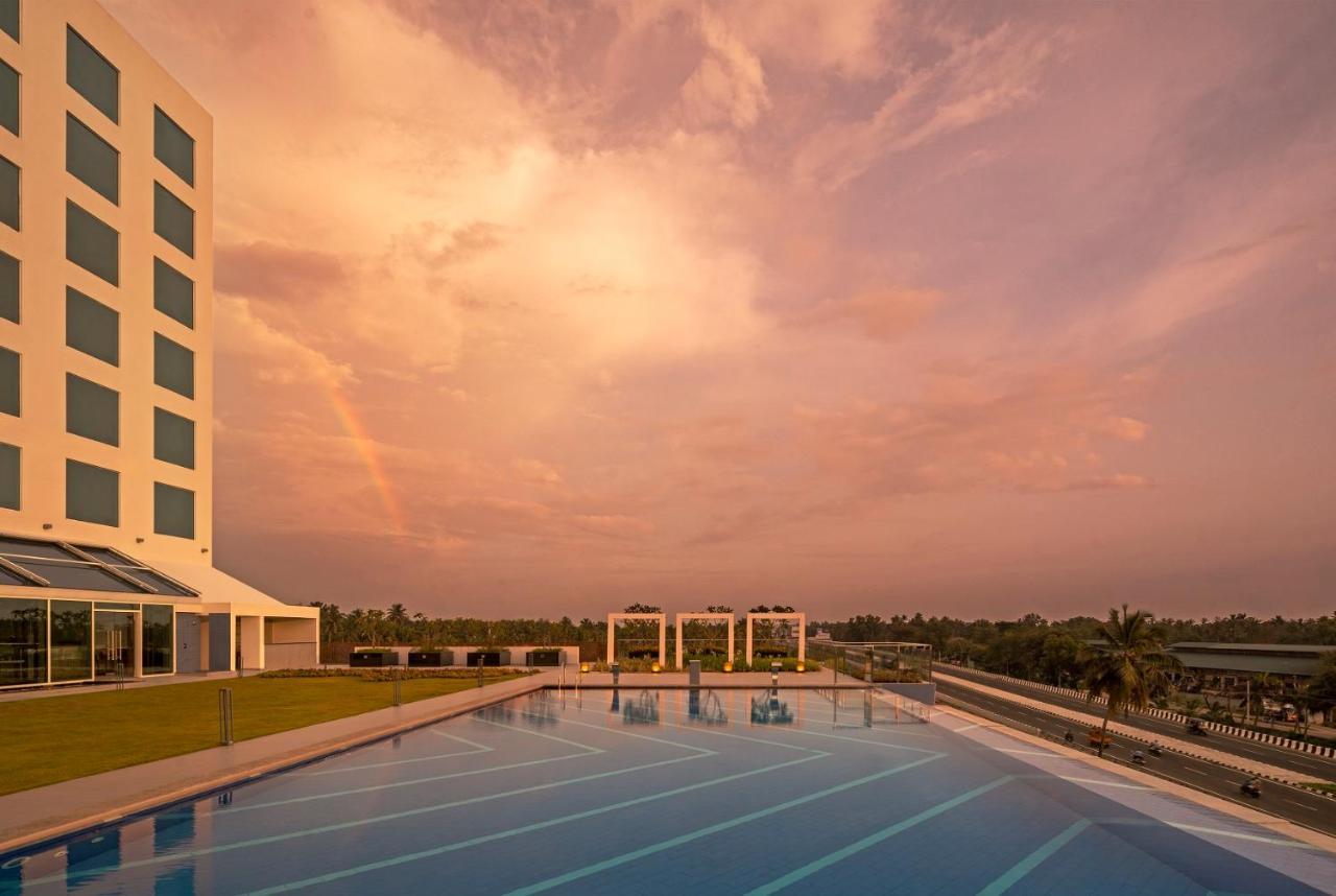 O By Tamara, Trivandrum トリバンドラム エクステリア 写真 The pool at the Infosys Mysuru campus